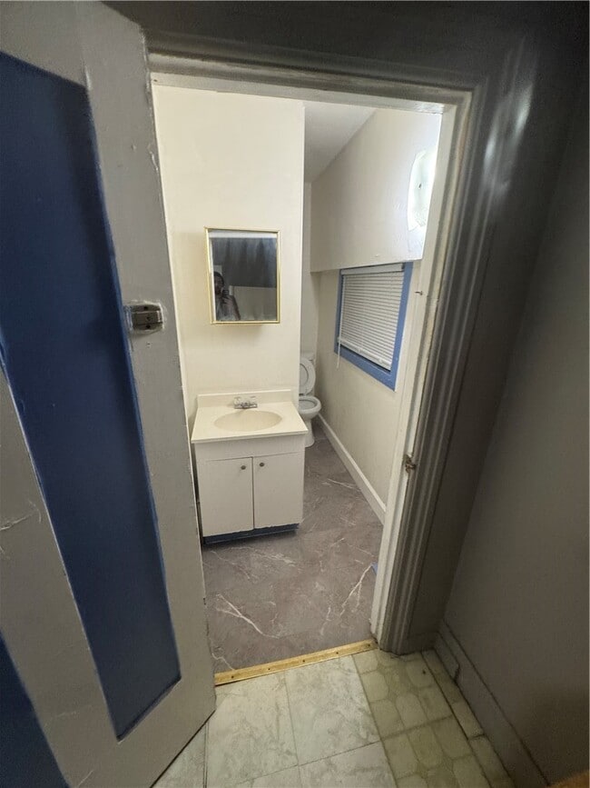 Building Photo - 956 Manitou Rd