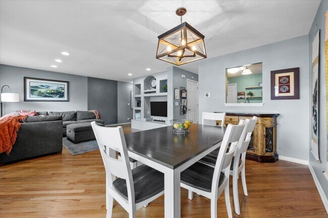 Building Photo - 907 Main St