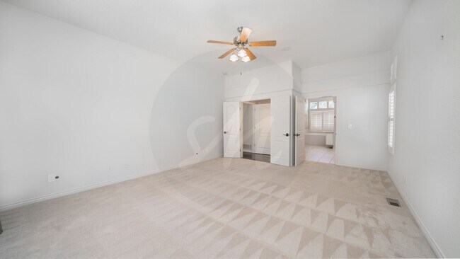 Building Photo - Gorgeous Rancher Located in University Bluffs