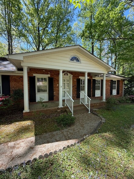 Building Photo - 1009 Temple St