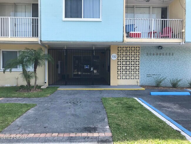 Building Photo - 732 N Halifax Ave