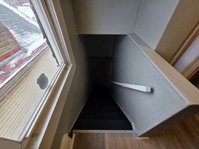 Building Photo - Updated 2 bedroom 1 bath apartment for rent in Carrick!