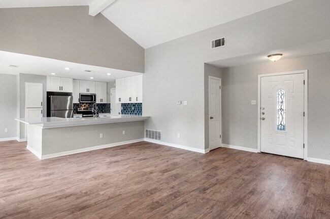 Building Photo - Move in by August 10th and receive a $250 ...