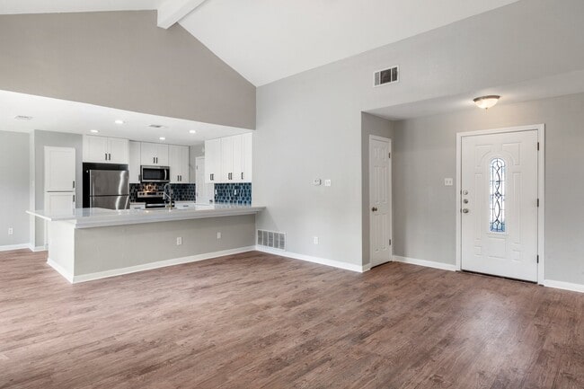 Building Photo - Move in by Sept 1st and receive a $250 Con...