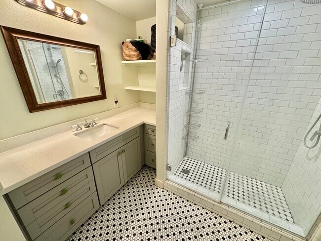 Building Photo - Charming 2-Bedroom Home with Modern Upgrades in Downtown Long Beach