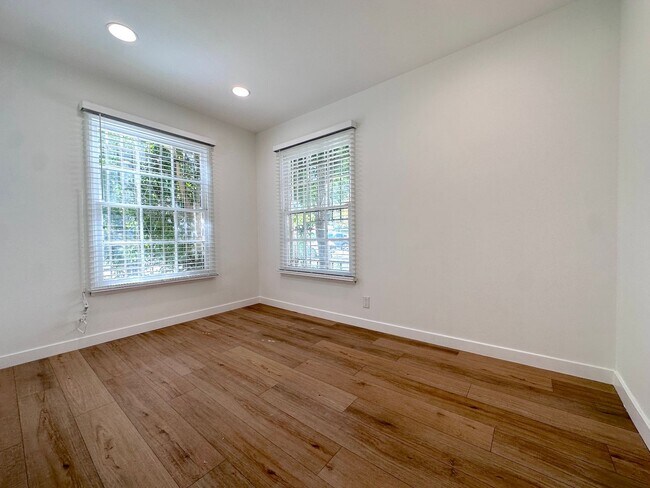 Building Photo - Updated Apartment Unit with Stylish Upgrades