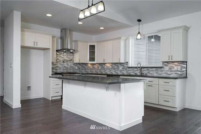 Building Photo - Beautiful 5 Bedroom Home in Bellingham!