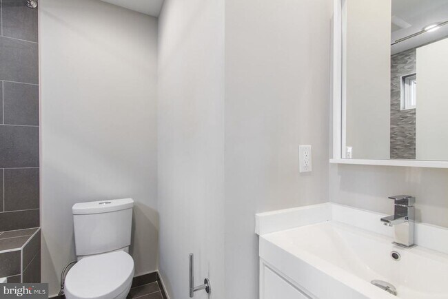 Building Photo - 720 S Sartain St