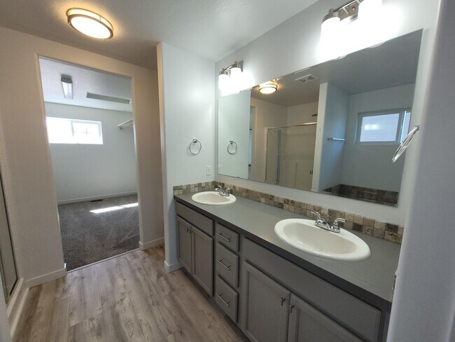 Building Photo - Spacious Home For Everyone!