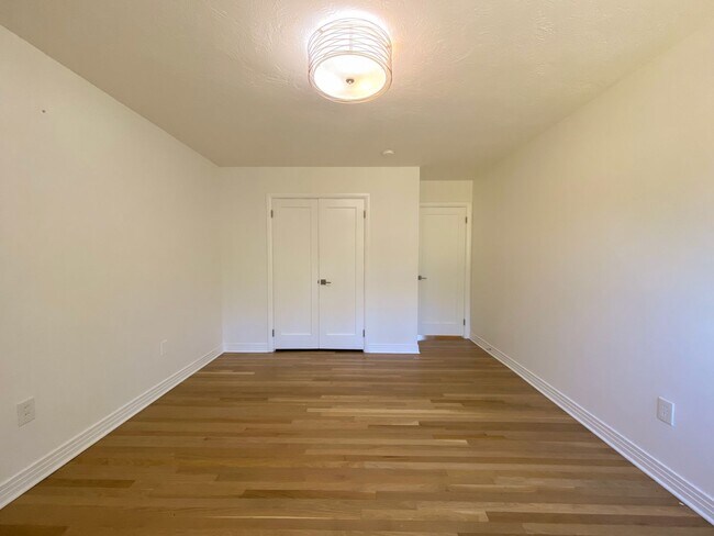 Building Photo - Stunning Mid-Century Home with Spectacular Southerly Views in Sought-After Terwilliger Heights!