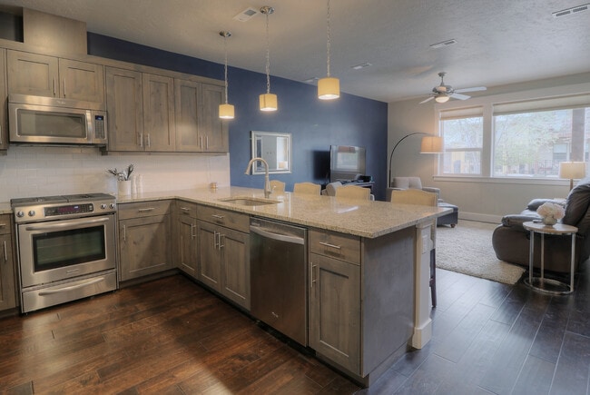 Building Photo - 1385 E Lone Creek Dr