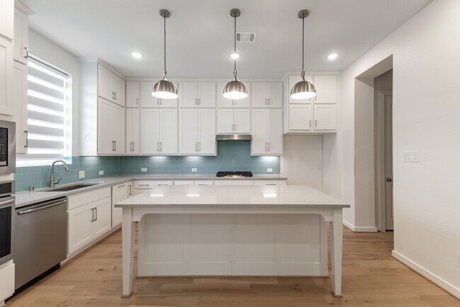 Building Photo - 6578 Scarlet Pond Ln