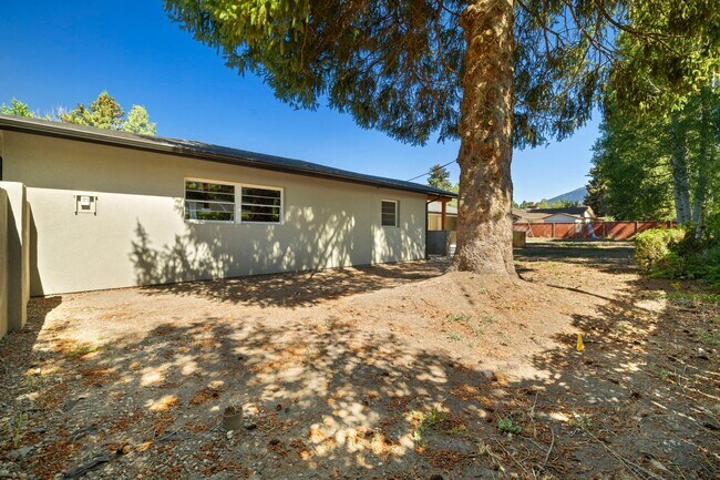 Building Photo - Reburbished 3bd/2ba, 2,275 sq ft home in Coconino Estates close to Hospital, park, downtown Flags...