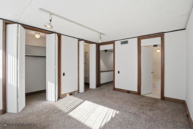 Building Photo - DOWNTOWN ~ Luxury Gene Leedy Townhouse ~ with Community Pool