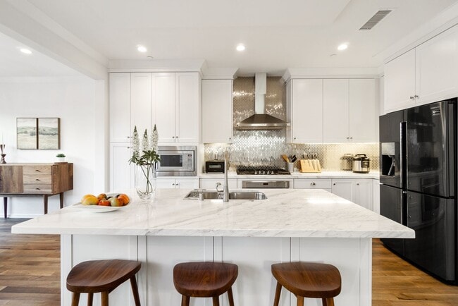 Building Photo - Thoughtfully Renovated 3 Bed, 2.5 Bath Sin...