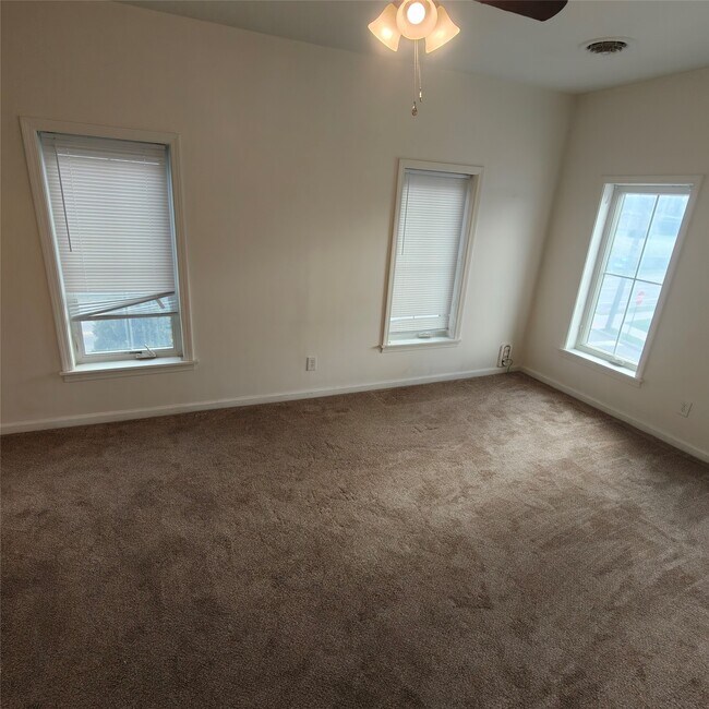 Building Photo - 145 Floral Ave