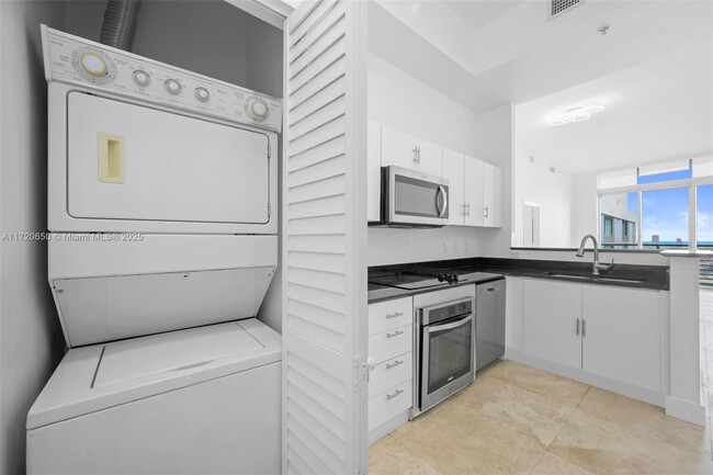 Building Photo - 325 S Biscayne Blvd