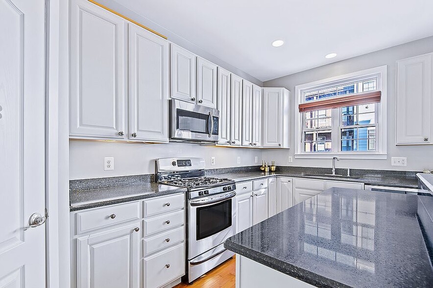 Building Photo - 2016 Fleet St