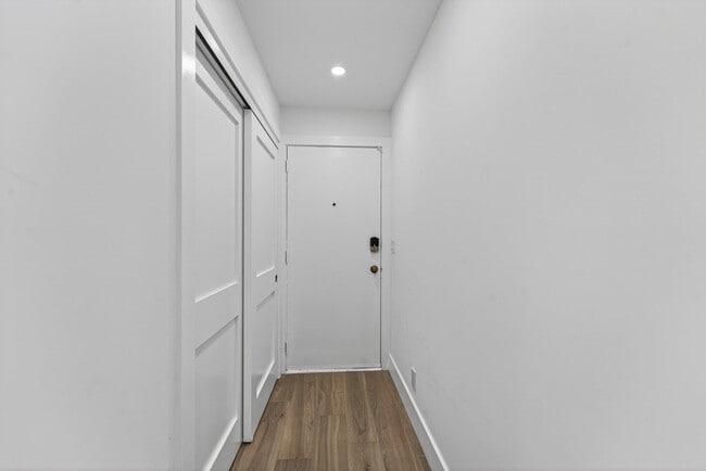 Building Photo - 1206 S Lake Dr