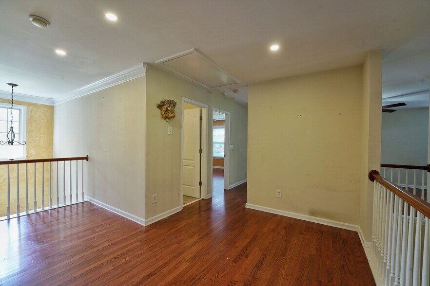 Building Photo - 2935 Whitfield Ave