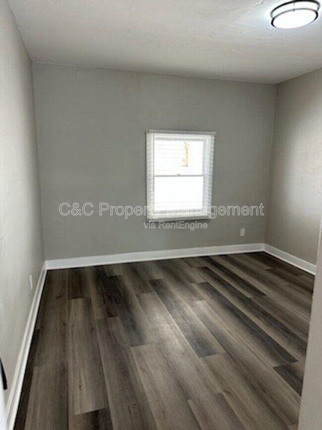 Building Photo - 1519 W 22nd Pl