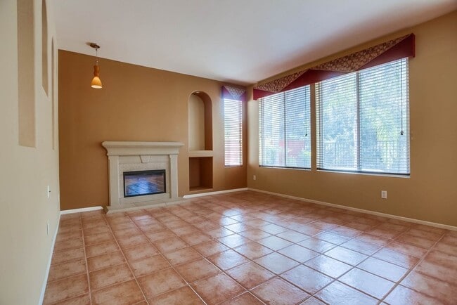 Building Photo - Available Now!! Spacious 4 Bedroom Plus a ...