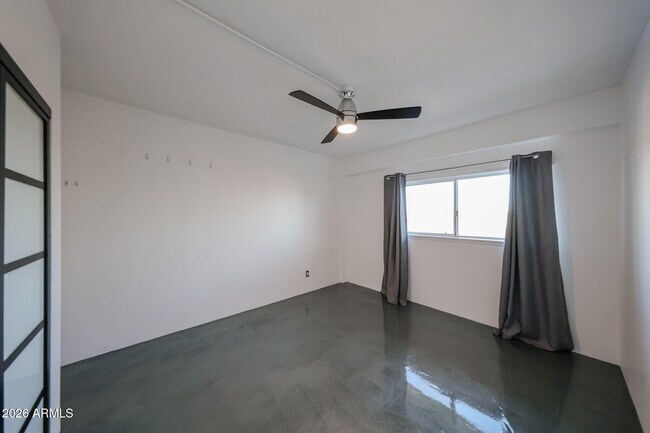 Building Photo - 353 E Thomas Rd