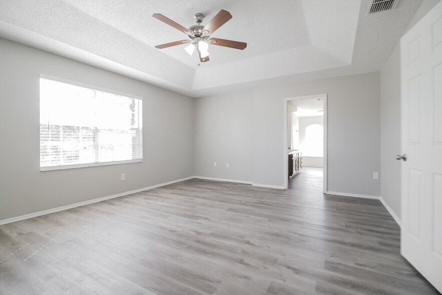 Building Photo - 3220 Fairfield Dr