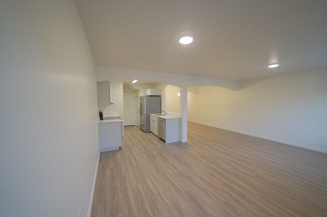 Building Photo - Remodeled 3 Bed / 2.5 Bath Townhome in Great Location
