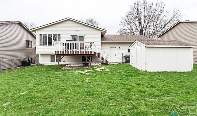 Building Photo - 2720 S Maywood Dr