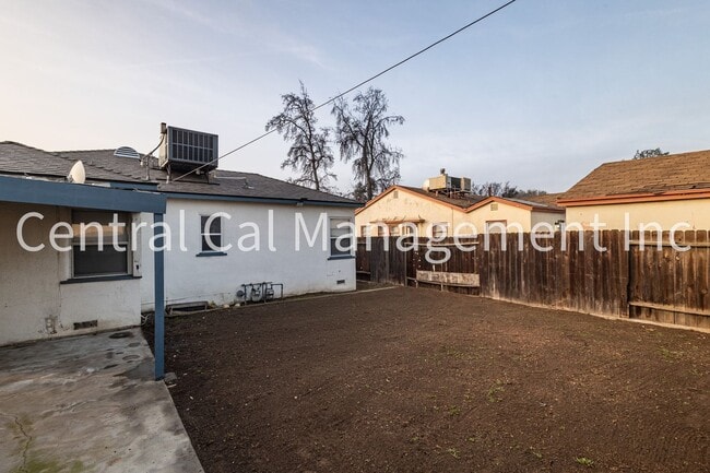 Building Photo - 2 Bedroom, 1 Bath Home - $1595 per month!