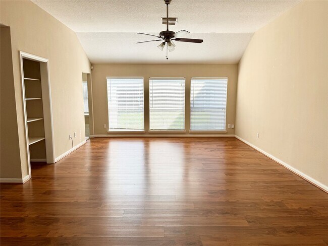 Building Photo - 7210 Greenwood Point Dr