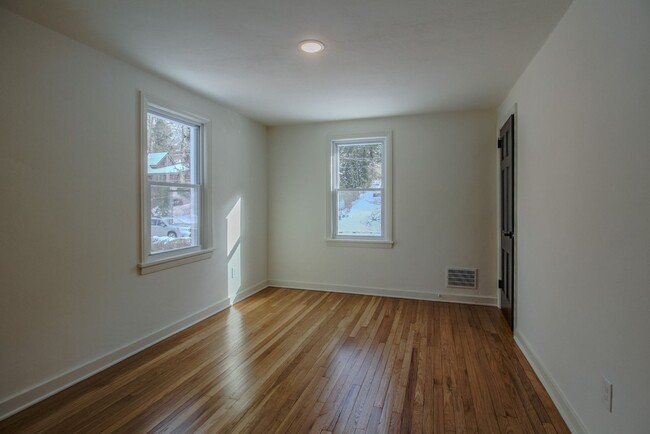 Building Photo - RENOVATED & READY FOR MOVE IN! COZY 2 BEDR...