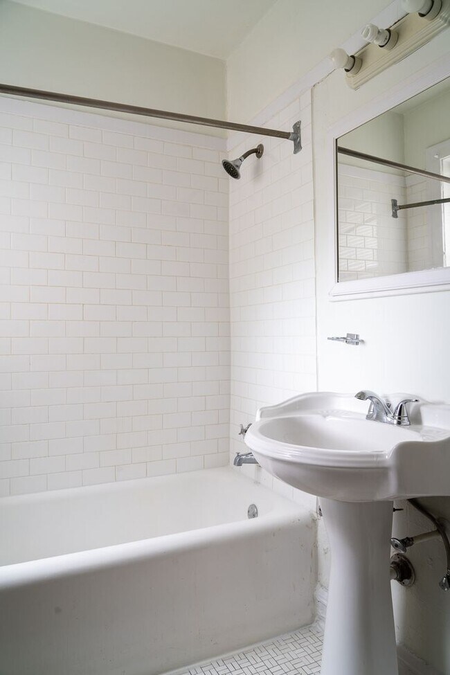 Building Photo - Ravenswood - 1 Bed / 1 Bath - Heat Included