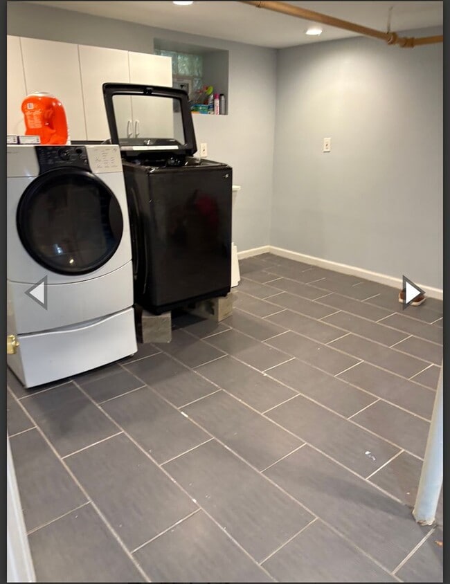 Building Photo - Room Rent