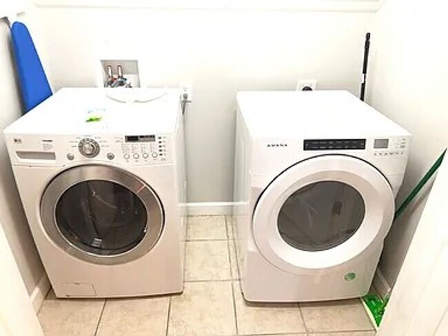 Building Photo - 2 Bedroom 1.5 Bath Near Navy Base