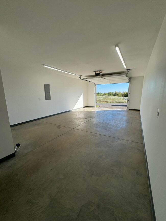 Building Photo - 120 Birch Crk Ln