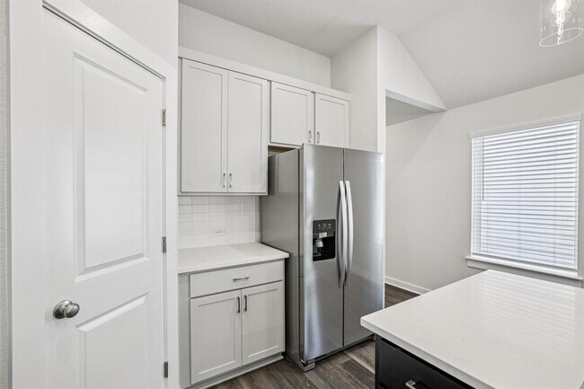 Building Photo - 2236 Delano Dr