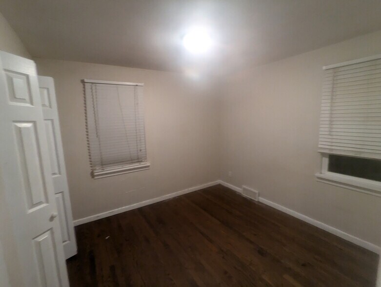 Building Photo - 1920 Xanthia St