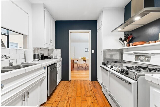 Building Photo - 1330 N Crescent Heights Blvd