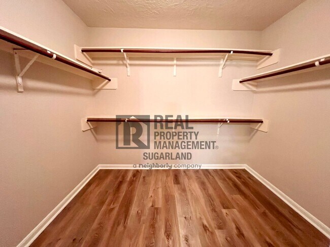 Building Photo - Gorgeous 4 Bed, 2.5 Bath Home in Prime Location!