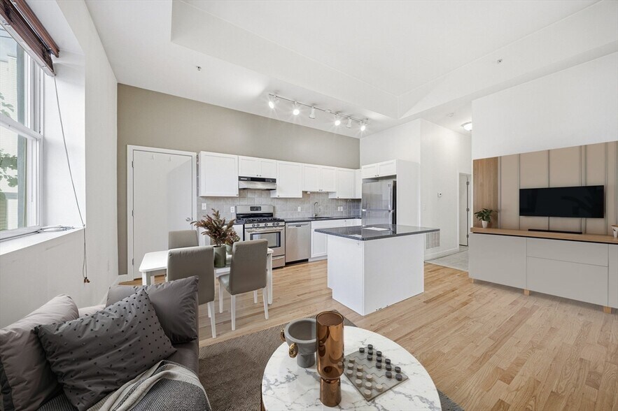 Building Photo - 156 Chelsea St