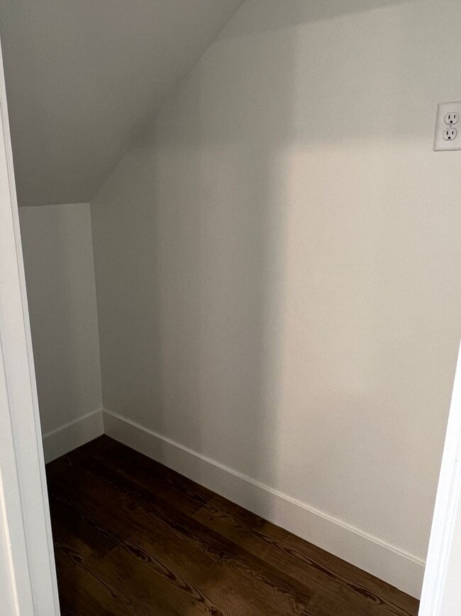 Building Photo - END UNIT - 3 BED 2.5 BATH LUXURY TOWNHOME ...