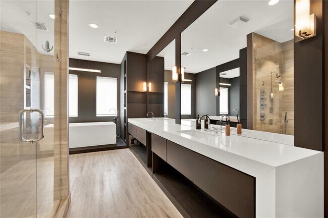 Building Photo - 425 N Ocean Blvd