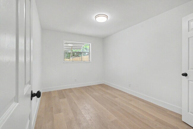 Building Photo - 411B NE 57th Ct