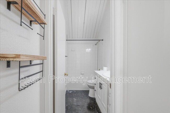 Building Photo - 4 Touchstone Dr