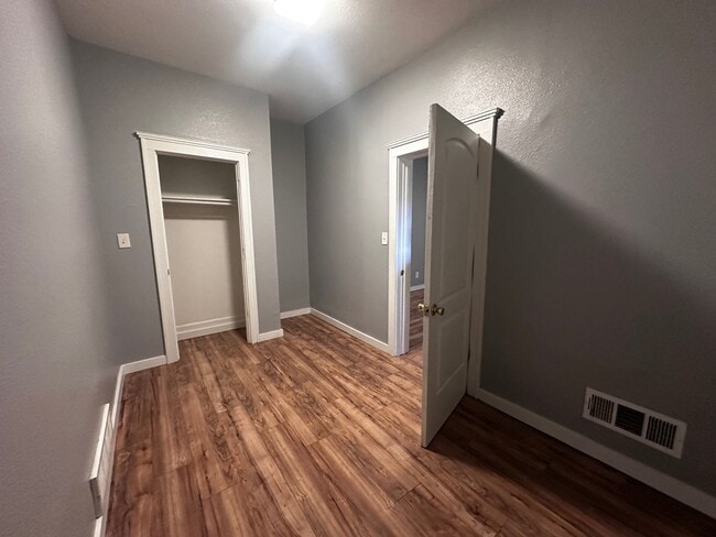 Building Photo - Beautifully Refreshed Three-Bedroom Single-Family Home in Park West