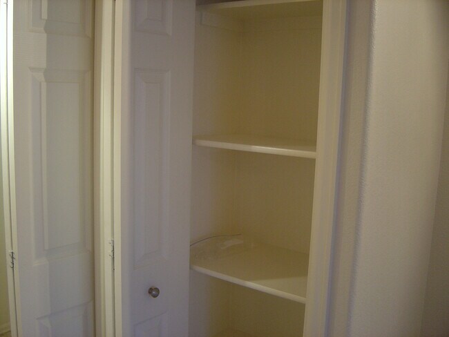 hall linen closet - 4147 Outlook Blvd