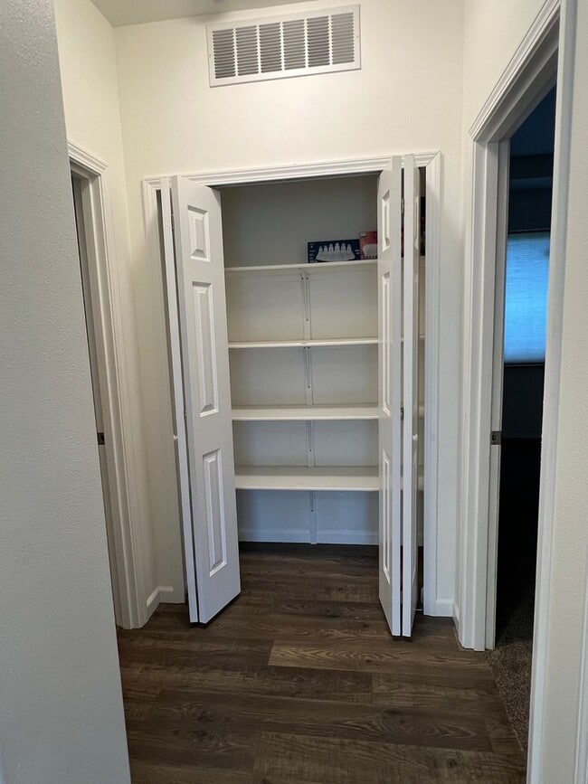 Building Photo - Spacious Remodeled Townhouse in Convenient...