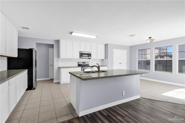 Building Photo - 4113 Periwinkle Ave